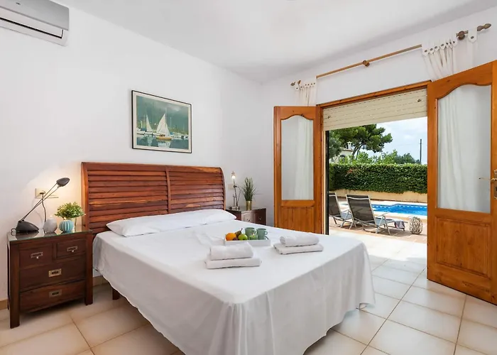 Willa Escudero - Plusholidays